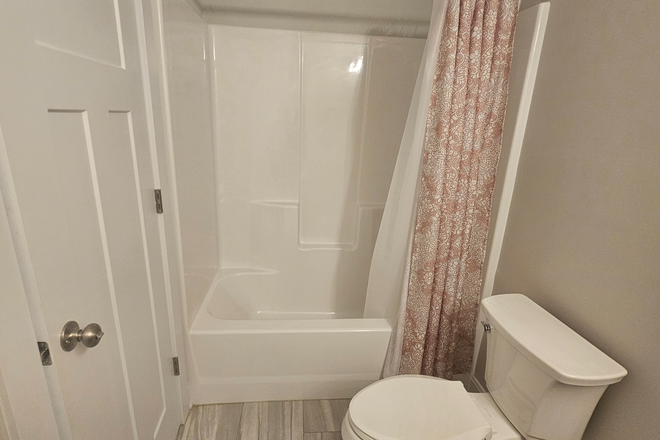 Private bathroom - Home located 10 minutes from Wake Forest University