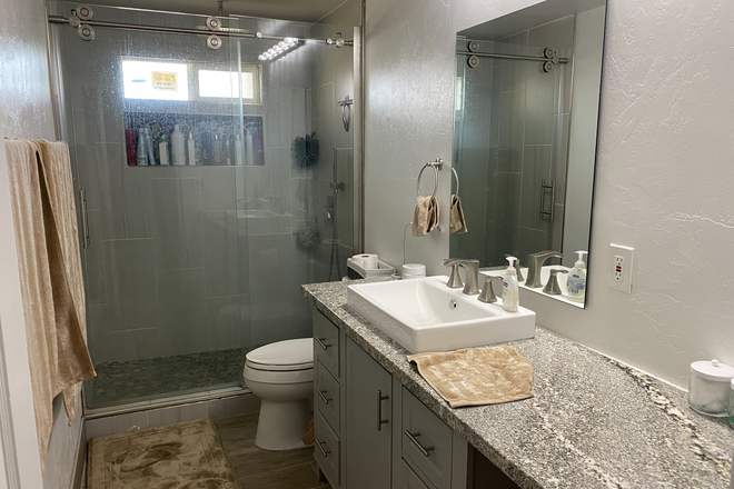 Hall Bathroom - Room for Rent - 1mi from UofA House