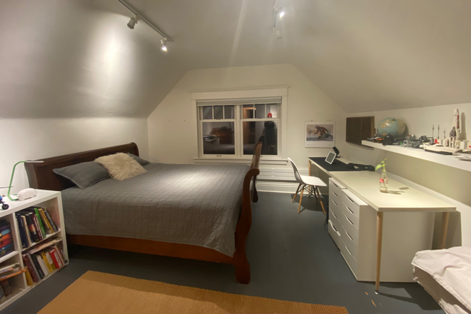 Bedroom desk - Large furnished room – West Toronto (Near Dundas West Station)! 🏡 House