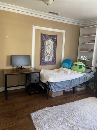 Bedroom - FALL SUBLET DOUBLE ROOM IN APARTMENT, 12 minute walk to campus