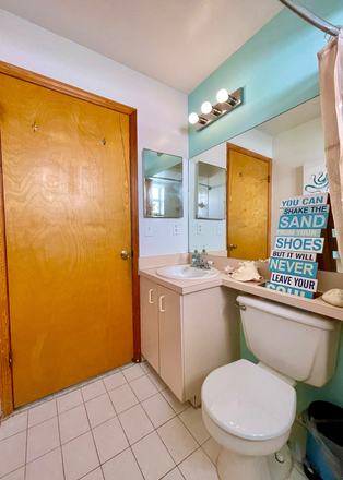 Private bathroom downstairs - Lake Front House