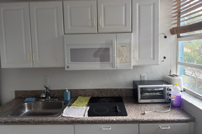 kitchen - Apartment connected to a house with a separate entrance