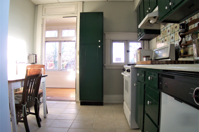 Kitchen - BEAUTIFUL GASLIGHT CLIFTON ** COMPLETELY FURNISHED ** ALL UTS+WIFI INCLUDED... CLEAN QUIET ONLY!
