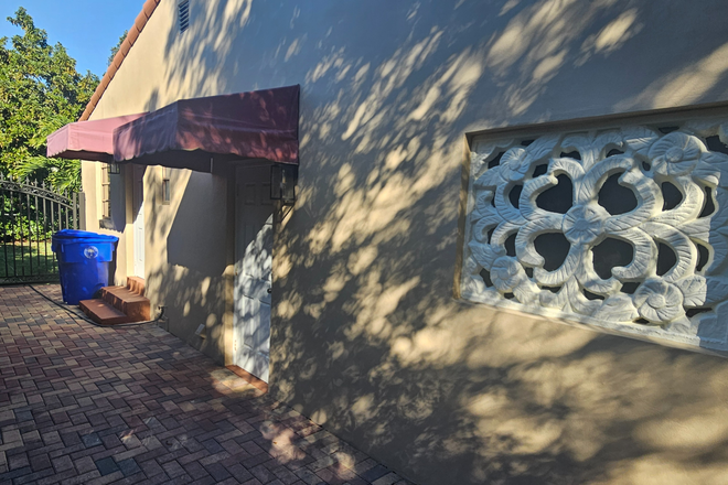 Double gated patio area for your morning coffee or cafecito.... - UM Loft near Metro w/Large Bedroom/Private Bathroom & Kitchen - (Utilities included)