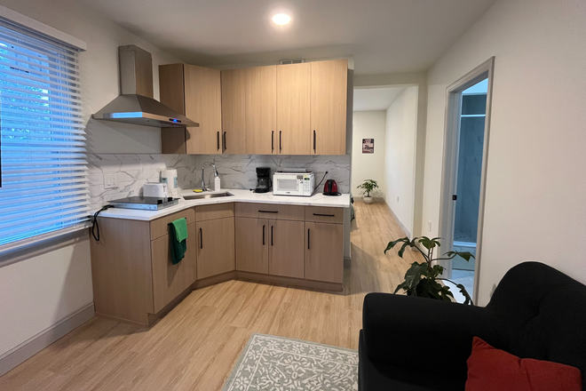 Kitchenette, no Stove - One Bedroom Apt Private Entrance 7 Mins Walking to PU