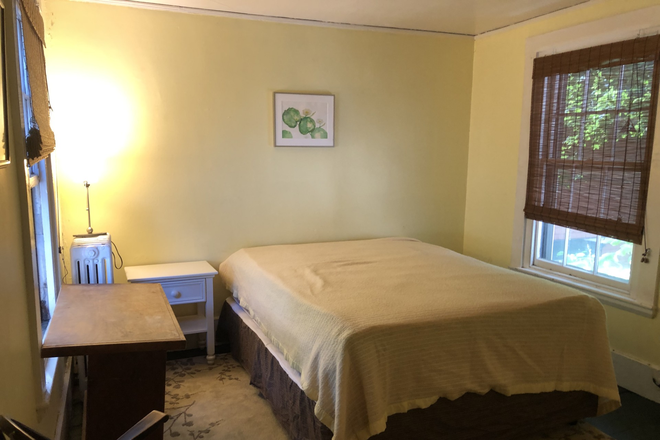 This is the bedroom. Two big windos, cross breeze. Quiet household - BROOKLINE VILL:CLOSE TO HOSPITALS: JUNE 1:FURNISHED ROOM