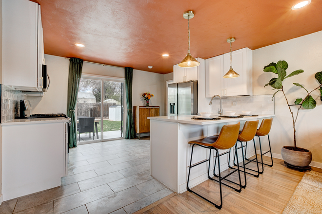 Kitchen - Cozy house with large backyard, less than 10 minutes to campus