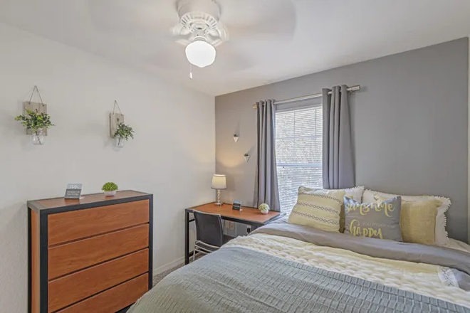 Main Bedroom. - Campus Crossings
