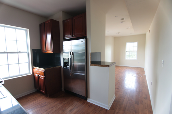 Kitchen - OCP - Bright and Beautiful 3 Bed 3 Bath With Views of Campus Apartments
