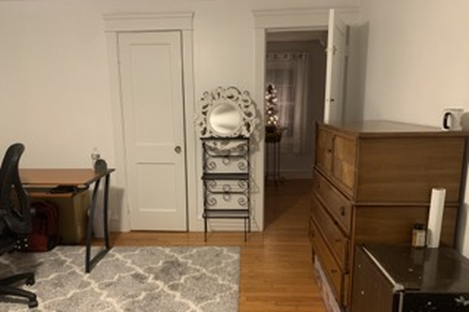 Bedroom - 1 Spacious, lovely room in shared house. Amazing location. Full access to home.Gas/Electric extra.