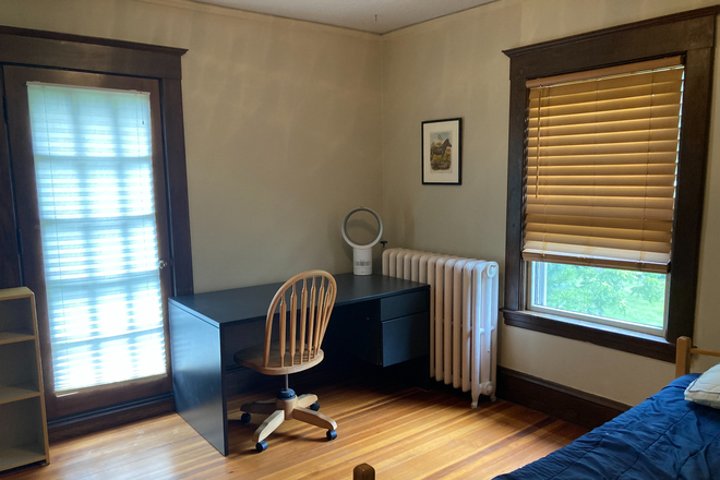 Desk in bedroom - Lovely Victorian walking distance to campus
