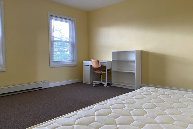 Bedroom - Economic housing for Drexel/UPENN students ($550-680/room) Townhome