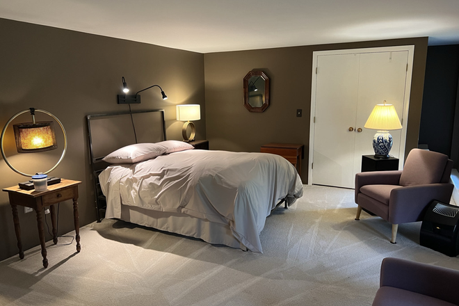 Bedroom - Beautiful, private bedroom, own bathroom, garage parking, free WiFi House