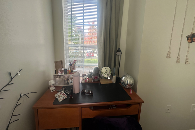 Desk - Bedroom available ASAP in 4bed/2bath University Highlands Apartments
