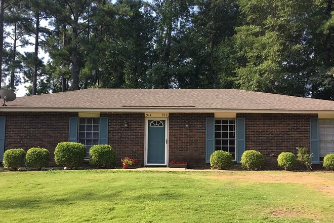 front yard - $975 - 3 bedroom duplex sublease with long term lease potential Duplex