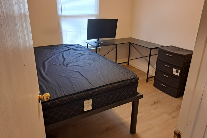 room - Spring Lease takeover - $675 Sunrise 3