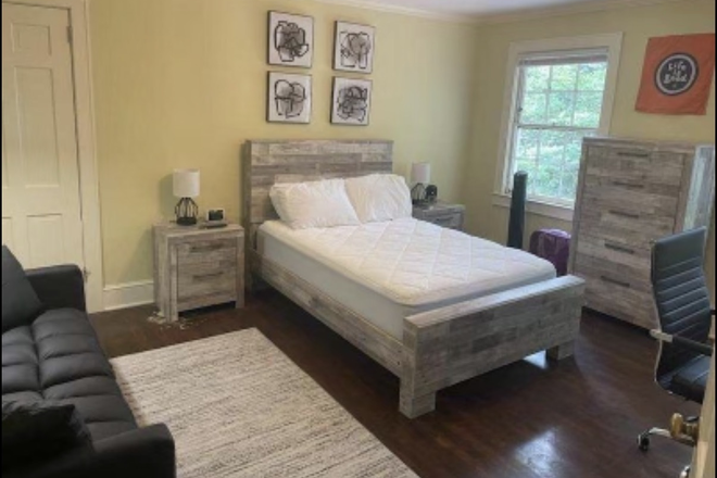 Bedroom - Off-Campus 8 person house near campus