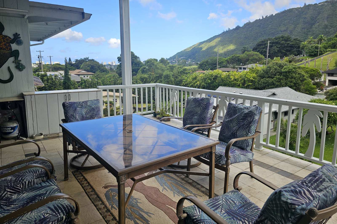 Main floor patio with patio set - 4 bedroom, 3 bath house for rent in Manoa