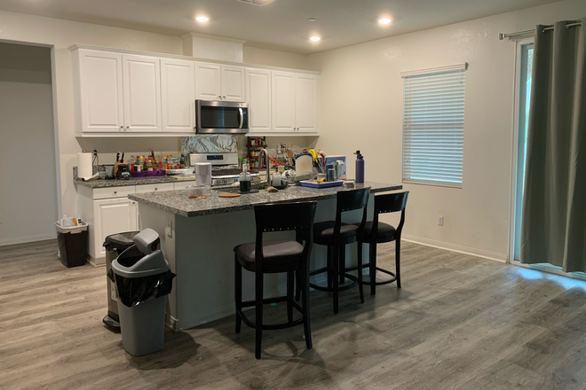 Kitchen - Home Close to Campus