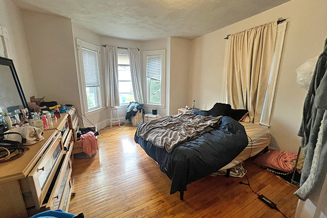 bedroom - 737 Sq Ft 1 Bed W/ Parking Available September 1st! Triplex