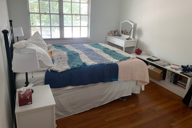 Room available - queen bed, night stand, dresser, and desk - 1 block from MUSC - walk to downtown and campus