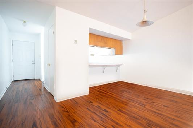 Foyer - Bedroom for Rent in Duplex Walking Distance to Bragg Stadium Duplex