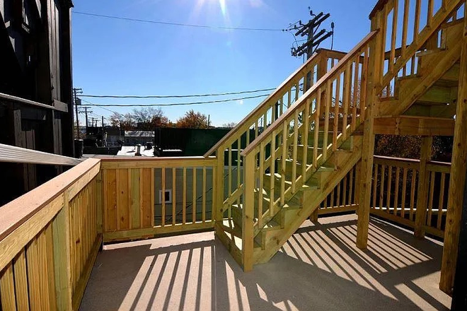 Rooftop Deck - Private Room Available in Rowhome