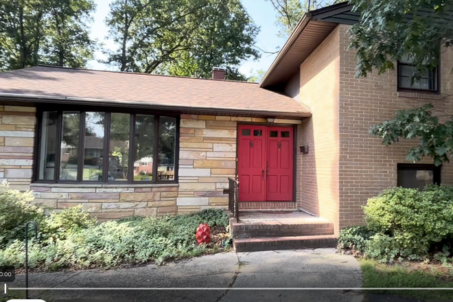 one of the largest houses in the neighborhood - Large renovated house, 2 rooms available