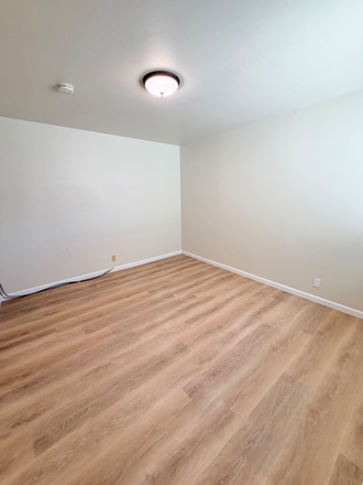 bed - 1 block from Koret Center USF campus Apartments