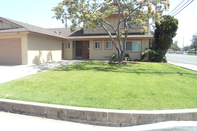 . - 6 BEDROOM / 3 BATHROOM HOME CLOSE TO CAMPUS