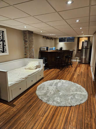 Studio separate Basement - Well Designed Furnished Studio Basement for yearly Rental to a UTM Student