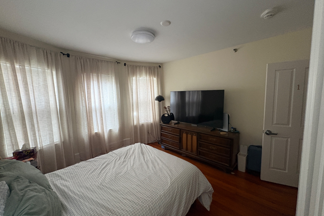 Bedroom - Summer Sublet near Div School Apartments