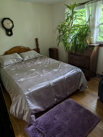 Smaller room for $600 - 2-Bedrooms in a Raised Ranch House  *Females Preferred*