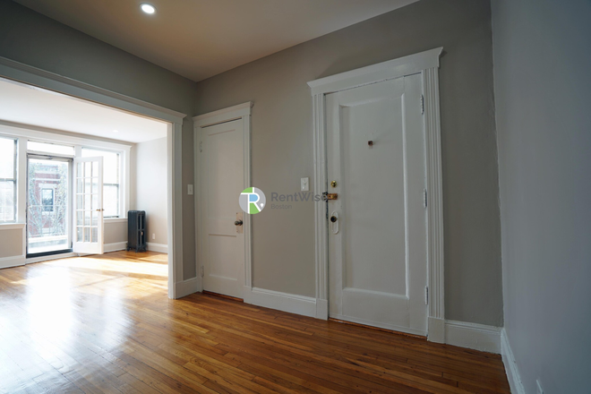 1 - Dec 2024 Stunning Renovated 2 Beds | Easy MBTA | Sunny & Spacious | H&HW Incl | NO BROKER FEE Apartments