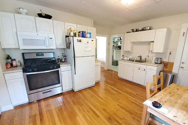 Call NOW for showings! 617-236-8600 - PEARL ST - CAMBRIDGEPORT 3BR/1BA AVAIL *9/1/2025* W/ IN UNIT W/D, PNTRY, REAR DECK BY MBTA RED LINE!