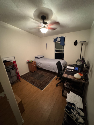 Bedroom - House 8 mins south of campus