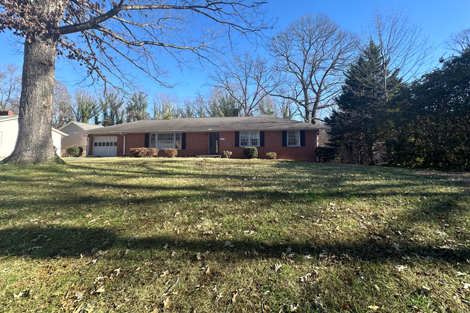 Outside Street View - Charlton Farms Luxury Student Housing House