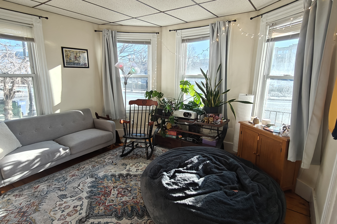Living Room - 1BR in 2BR with Dishwasher <5 min. from Porter Square T Apartments