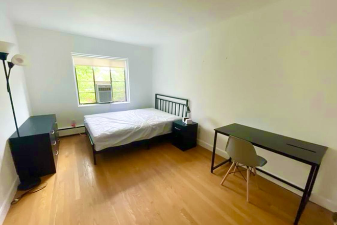 Bedroom - 5 Bedroom 2 Bathroom Apartment