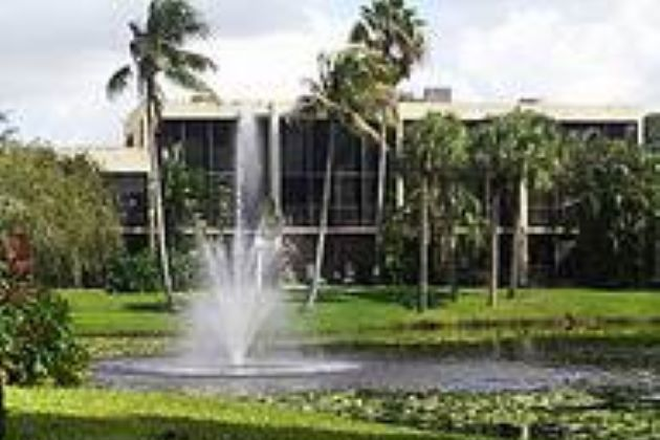 Lake - 1/1 walk to Nova campus * villa style* Condo