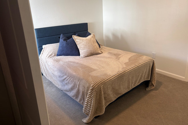 Bedroom1 with Ensuite - Harper Flatts Condominium for rent - Close to Campus