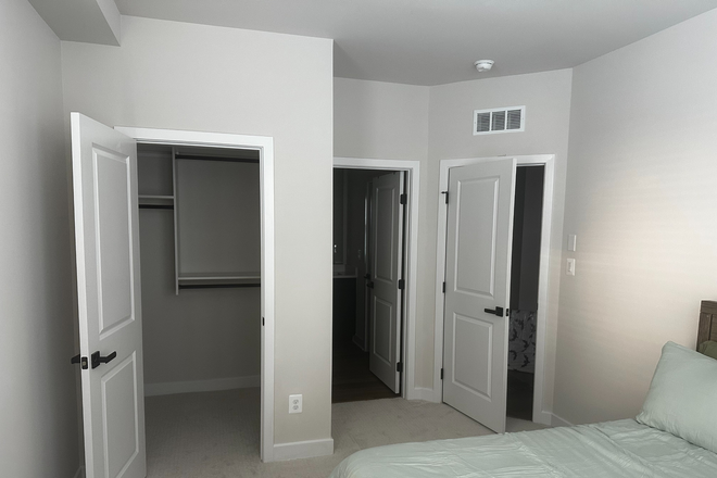 Bedroom - Room with private bathroom for rent in townhouse located in a peaceful neighborhood