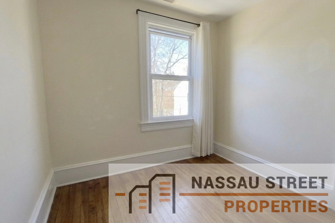 Living room - 3BR apt-Pine St-Princeton