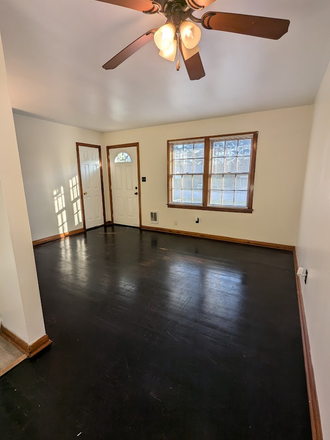 living room - Sharp 2-BR single-family house w/ laundry room, hardwood floors