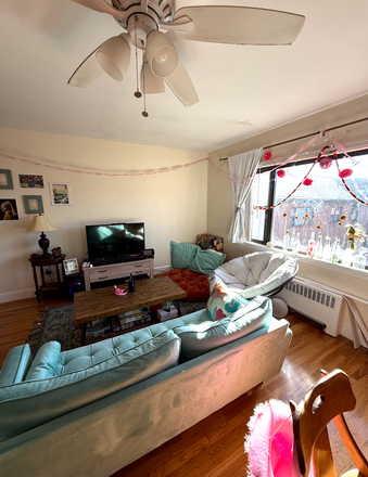 Living Room - Super big space, only 10 minute train ride to campus! Apartments