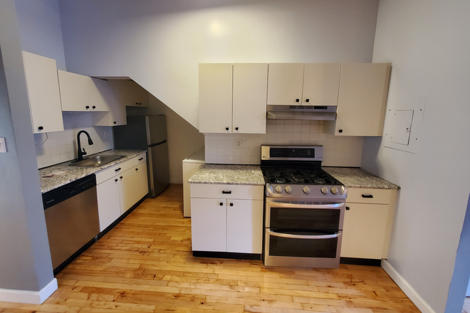 Call NOW for showings! 617-236-8600 - MASS AVE - BROWNSTONE 2BR/1BA *AVAIL NOW* W/ H&HW INC, LNDRY IN UNIT, DW, HIGH CEILINGS, OPEN LAYOUT Condo