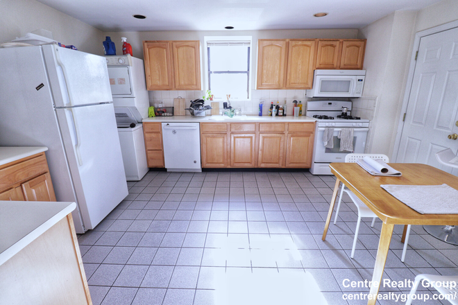 Kitchen - Spacious 2-Bed apartment with in unit Laundry! Avail. 9/1/25!