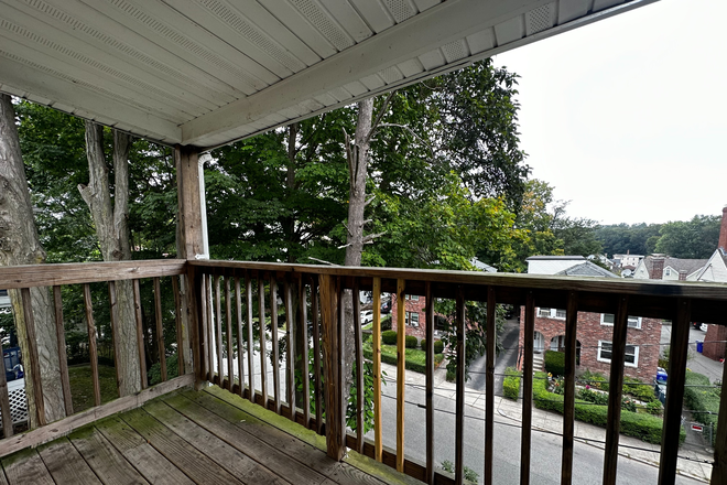 ... - SPACIOUS 4 BED WITH DECKS Apartments