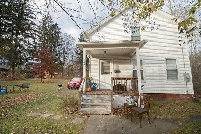 Outside view from College St. - 4 Bed, 2 Bath House