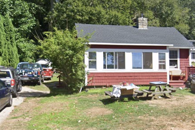 outside street view - Quiet Cottage by the lake Apartments